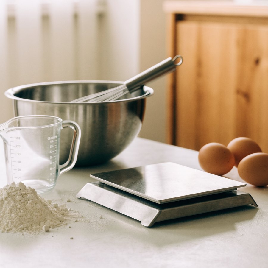 Balance de cuisine, verre doseur, saladier en inox et fouet pour peser et mélanger